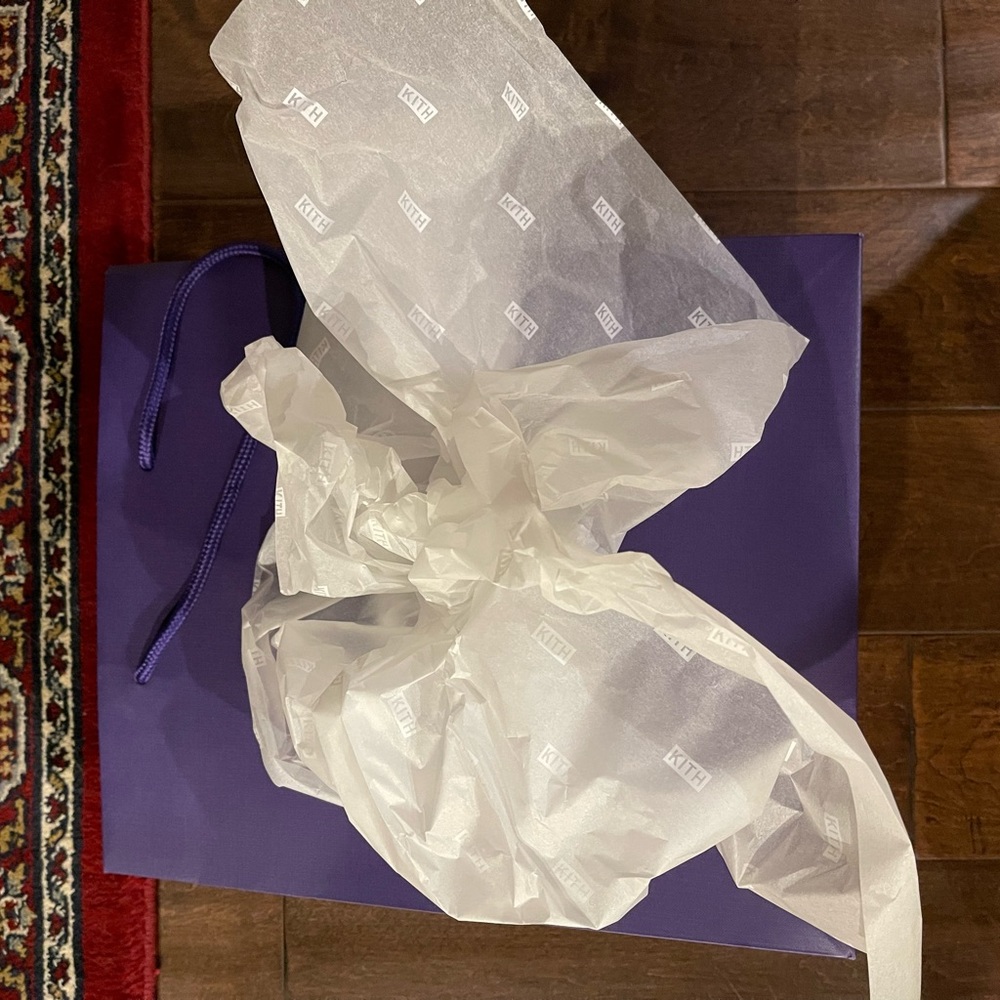 Keith shopping bag with wrapping paper